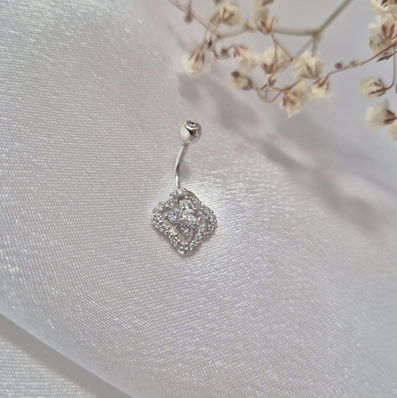 Пирсинг в пупок цветок в белых камнях серебро 925 пробы родированное 1,50 г (600840р)