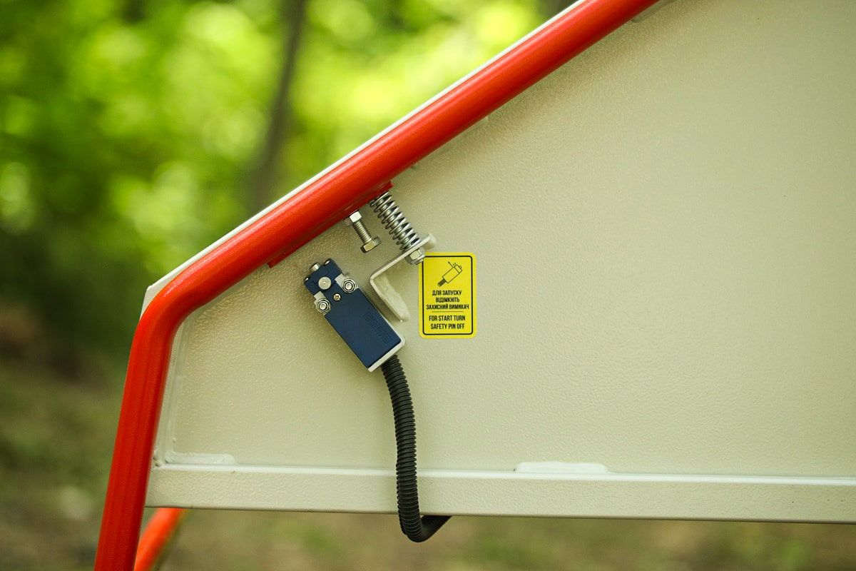 Подрібнювач гілок Arpal на шматки дров з бензиновим двигуном на причепі з поворотною платформою (АМ-200БД-К) - фото 14 Подрібнювач гілок Arpal на шматки дров з бензиновим двигуном на причепі з поворотною платформою (АМ-200БД-К) - фото 14