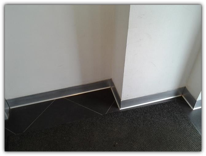 Плінтус накладний ProfiLuxе SVP-40W алюмінієвий 40 мм 2600 мм Білий (24284466) - фото 5 Плінтус накладний ProfiLuxе SVP-40W алюмінієвий 40 мм 2600 мм Білий (24284466) - фото 5