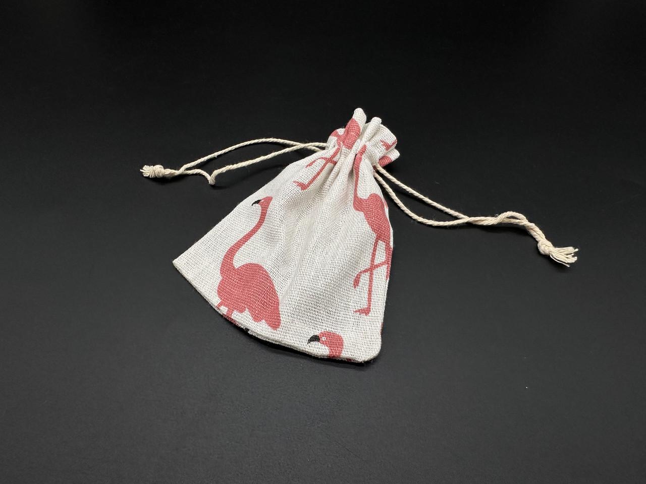 Подарочный мешочек с принтом Фламинго на затяжках из мешковины 14х10 см Белый (BGN-112) - фото 2 Подарочный мешочек с принтом Фламинго на затяжках из мешковины 14х10 см Белый (BGN-112) - фото 2