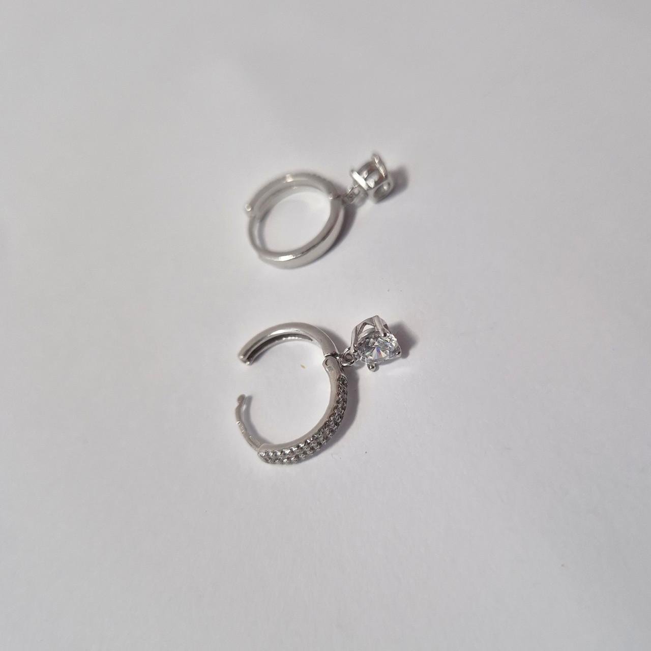 Сережки кільця 15 мм з підвіскою білий камінчик родоване срібло 925 проби 2,60 г (5075р) - фото 3 Сережки кільця 15 мм з підвіскою білий камінчик родоване срібло 925 проби 2,60 г (5075р) - фото 3