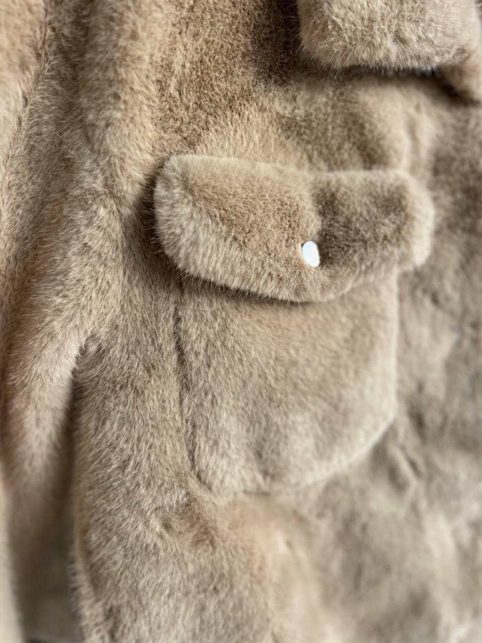 Шуба жіноча A-N 6627 коротка штучне хутро накладені кишені кнопки на резинці OS Бежевий (2736) - фото 7 Шуба жіноча A-N 6627 коротка штучне хутро накладені кишені кнопки на резинці OS Бежевий (2736) - фото 7