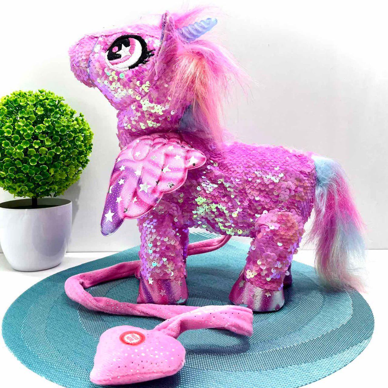 М'яка іграшка інтерактивна Казкова конячка-єдиноріг/повідець/звук/світло Рожевий (M 6202 I UA) - фото 5 М'яка іграшка інтерактивна Казкова конячка-єдиноріг/повідець/звук/світло Рожевий (M 6202 I UA) - фото 5