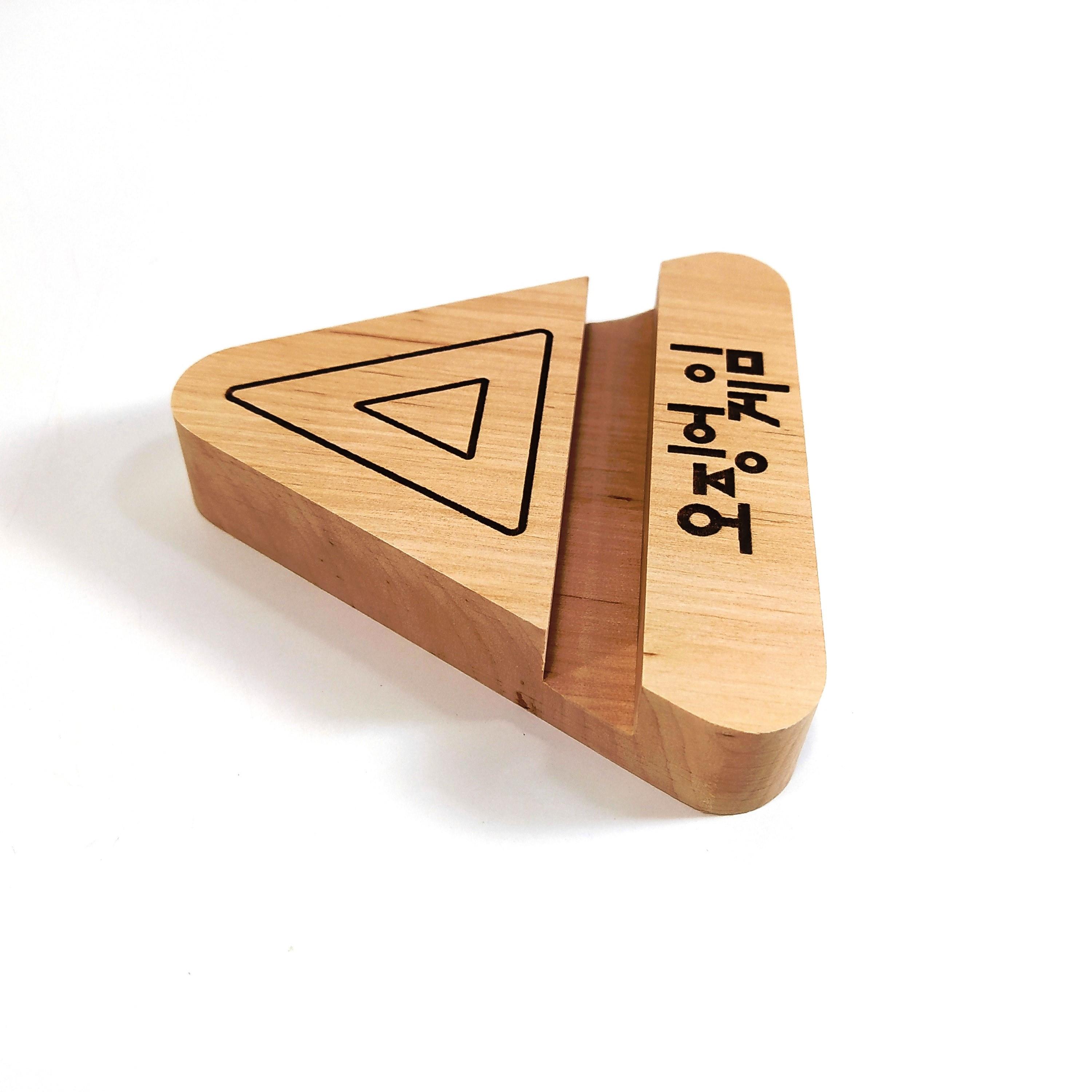 Подставка для смартфона Майстерня містера Томаса Игра в кальмара Треугольник 11х10 см - фото 3 Подставка для смартфона Майстерня містера Томаса Игра в кальмара Треугольник 11х10 см - фото 3