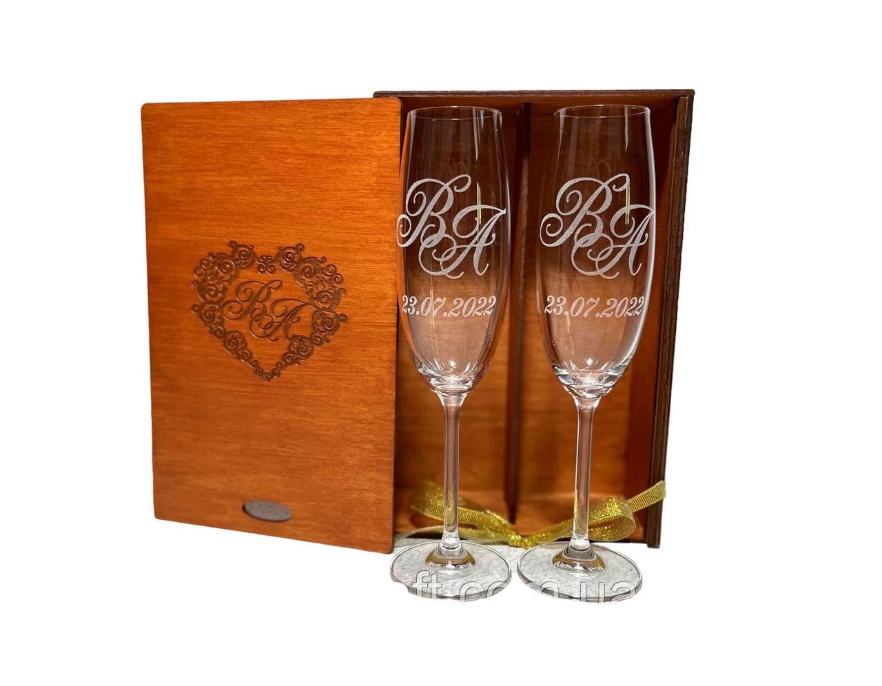 Келихи для шампанського Bohemia з гравіюванням ініціалів і дати у дерев'яній коробці з малюнком Серце Червоне дерево (1129)