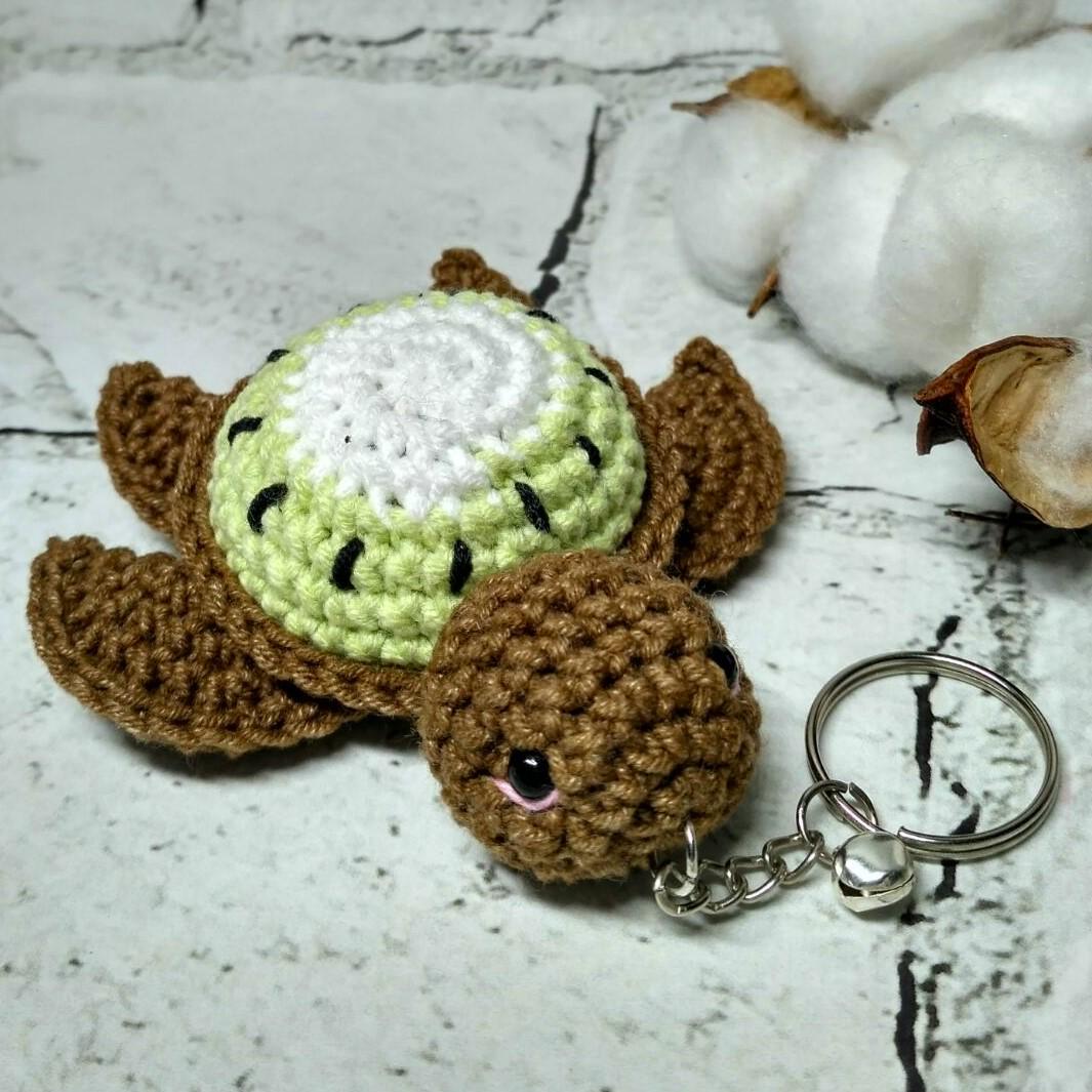 Брелок Черепашка Киви вязаный ручной работы амигуруми 8х5,5 см Коричневый (202-81-3)