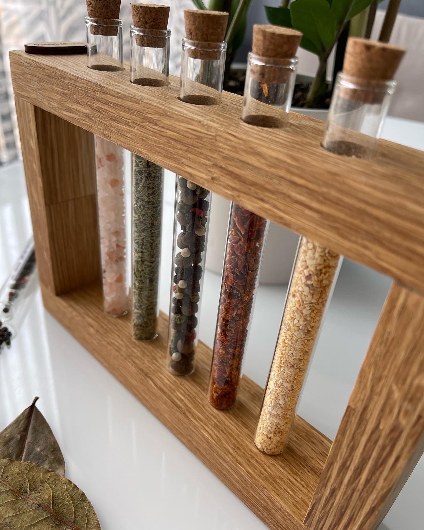 Набор емкостей для специй деревянный на подставке 5 колб 22х15х4 см (243) - фото 6 Набор емкостей для специй деревянный на подставке 5 колб 22х15х4 см (243) - фото 6