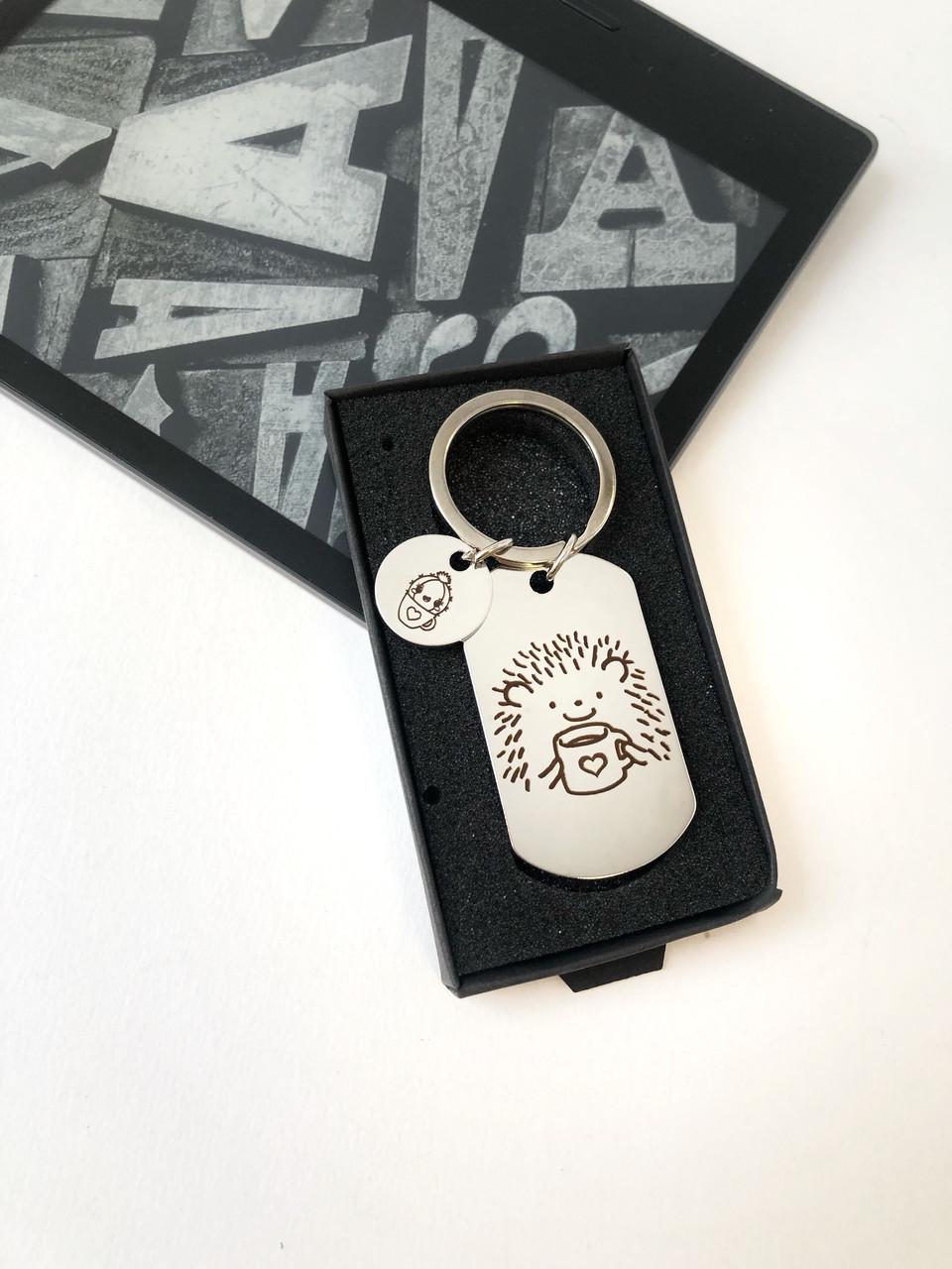 Брелок з гравіюванням і однієї підвіскою "Їжачок та кактус" (БГЖ020)