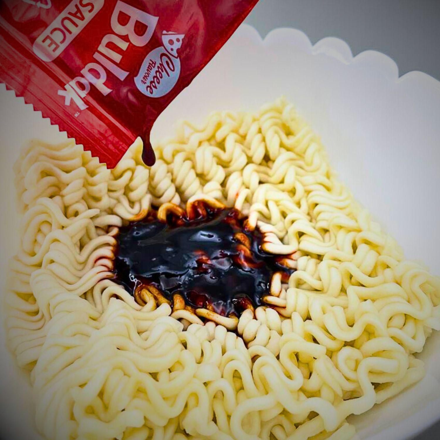 Лапша острая Buldak Samyang Ramen Cheese Chicken с творожным соусом 140 г (BUL-C-C-1) - фото 7 Лапша острая Buldak Samyang Ramen Cheese Chicken с творожным соусом 140 г (BUL-C-C-1) - фото 7
