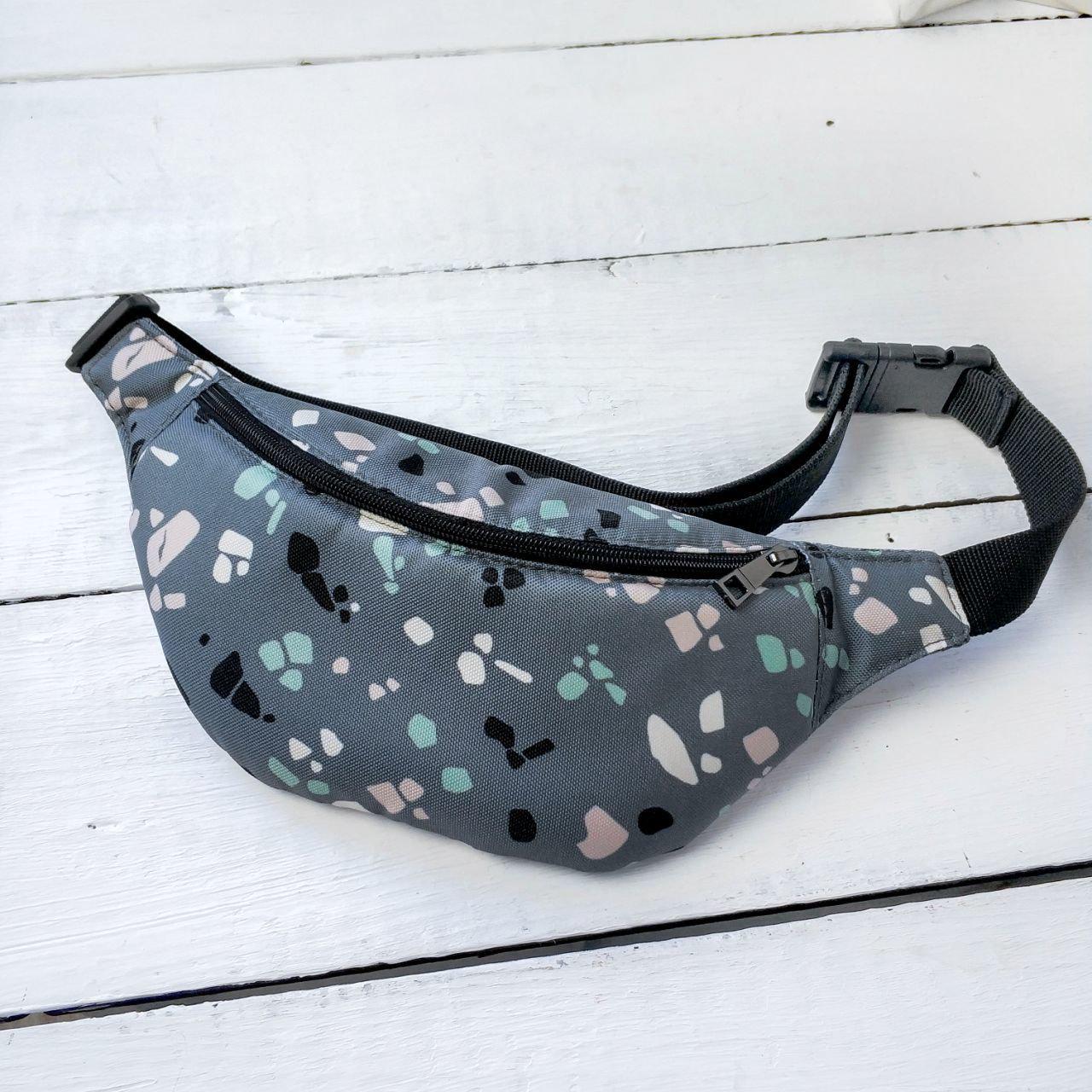 Сумка-бананка через плечо и на пояс Presentville Bumbag Мозаика серая 27х16 см (BB_18J021_BL_BL) Сумка-бананка через плечо и на пояс Presentville Bumbag Мозаика серая 27х16 см (BB_18J021_BL_BL)