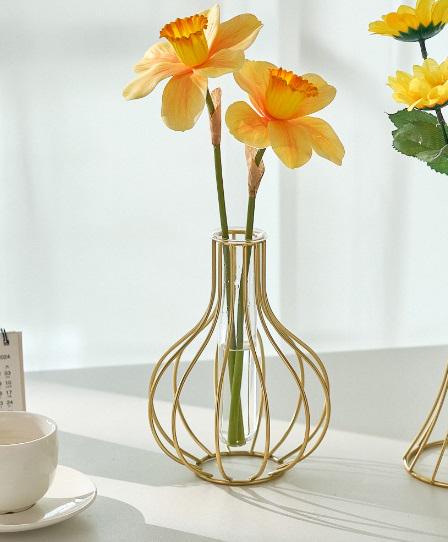 Ваза для квітів Gold 2 15050 3.5х12х15.5 см золота (5003211) - фото 3 Ваза для квітів Gold 2 15050 3.5х12х15.5 см золота (5003211) - фото 3