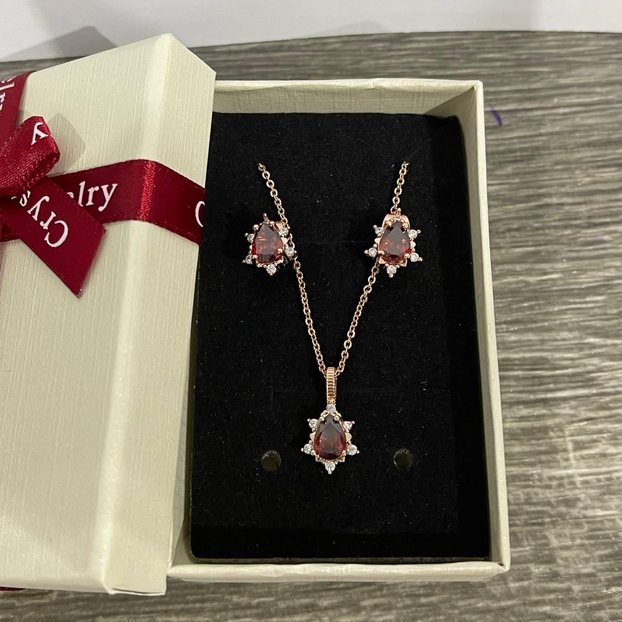 Набор украшений Xuping Jewelry серьги и колье рубиновые капли в золоте с цирконами в оправе ювелирный сплав в коробочке (82532781)