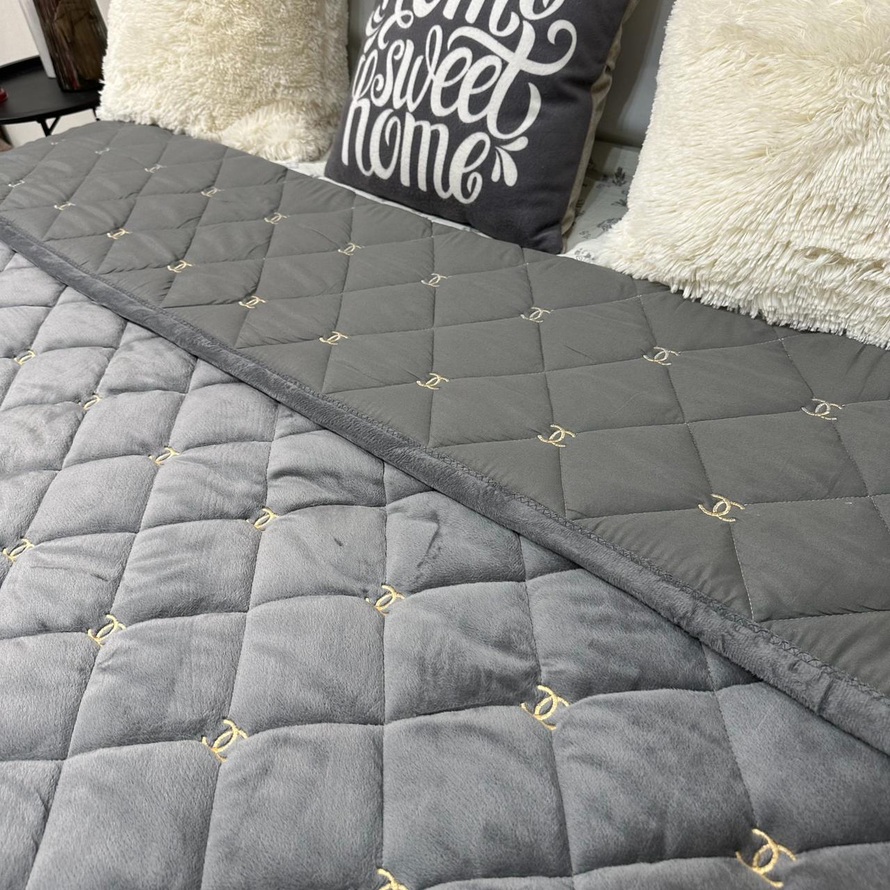 Покривало на ліжко велюрове євро 220x240 см Сірий (28822004) - фото 5 Покривало на ліжко велюрове євро 220x240 см Сірий (28822004) - фото 5