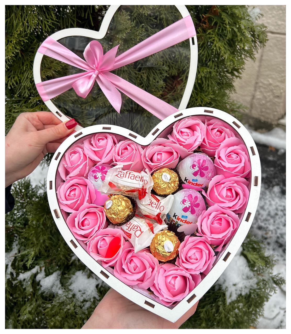 Подарунковий бокс Серце з солодощами та квітами з мила Рожевий (2083227800) - фото 4