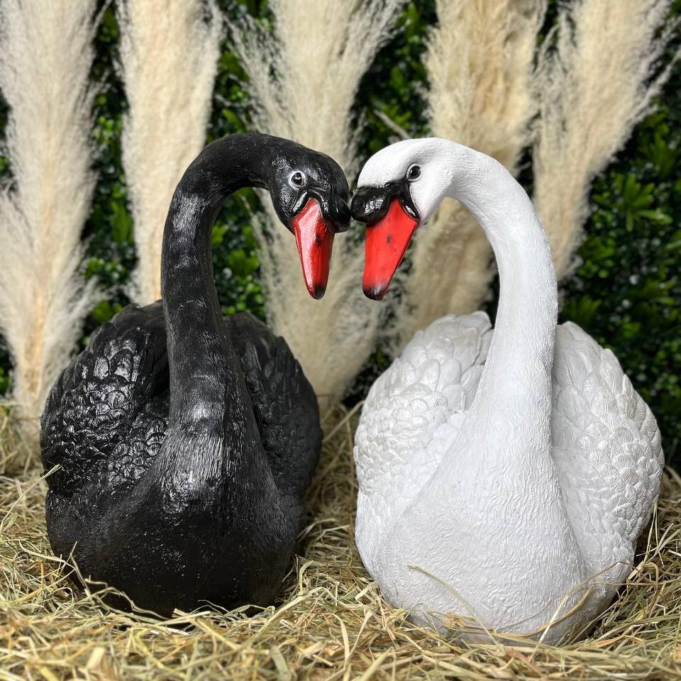 Комплект декоративних фігур Вишукані лебеді 40x26x39 см 2 шт. Білий/Чорний (29614593)