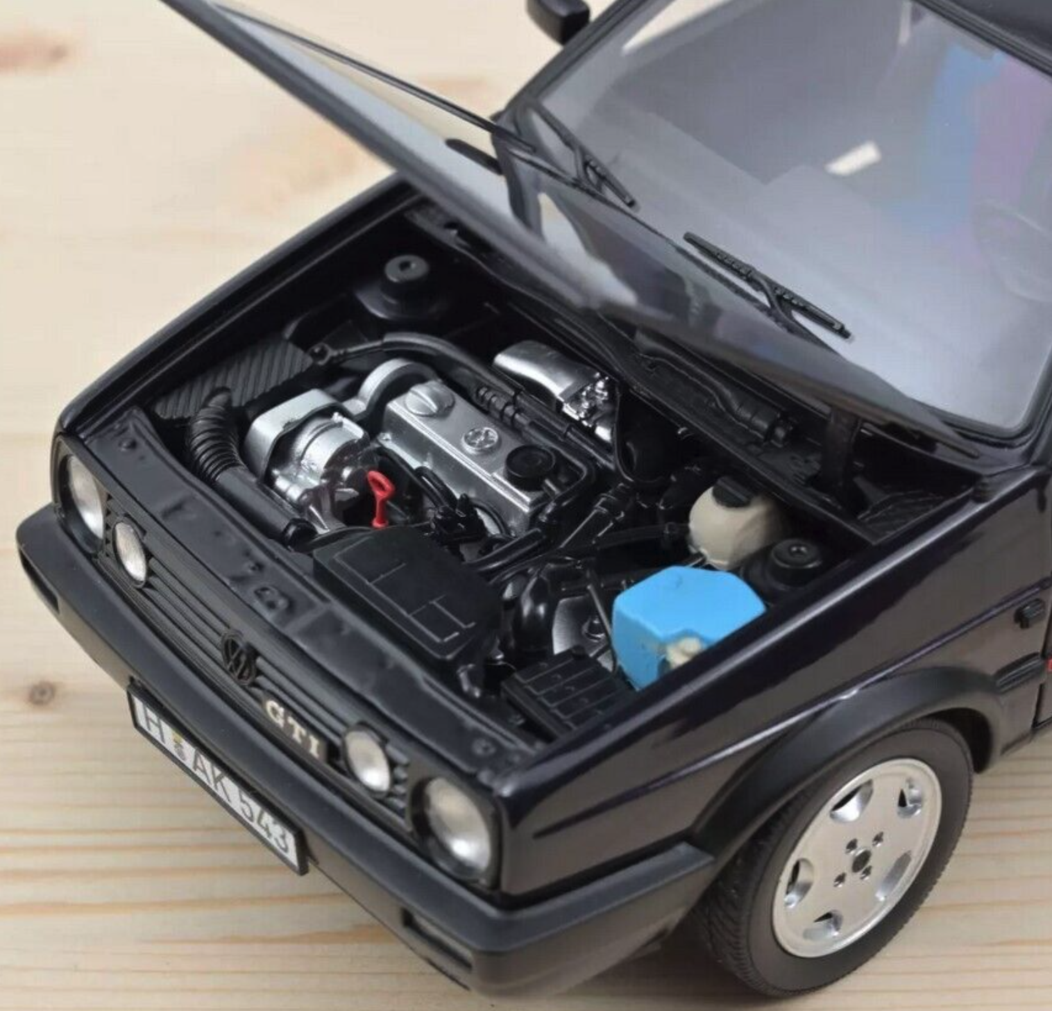 Модель автомобиля Norev 1:18 Volkswagen Golf 2 GTI Fire and Ice 1991 Violett Metallic (188558) - фото 5