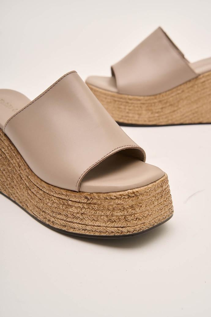 Шлепанцы женские Fabio Monelli кожаные р. 40 Бежевый (177291) Шлепанцы женские Fabio Monelli кожаные р. 40 Бежевый (177291)