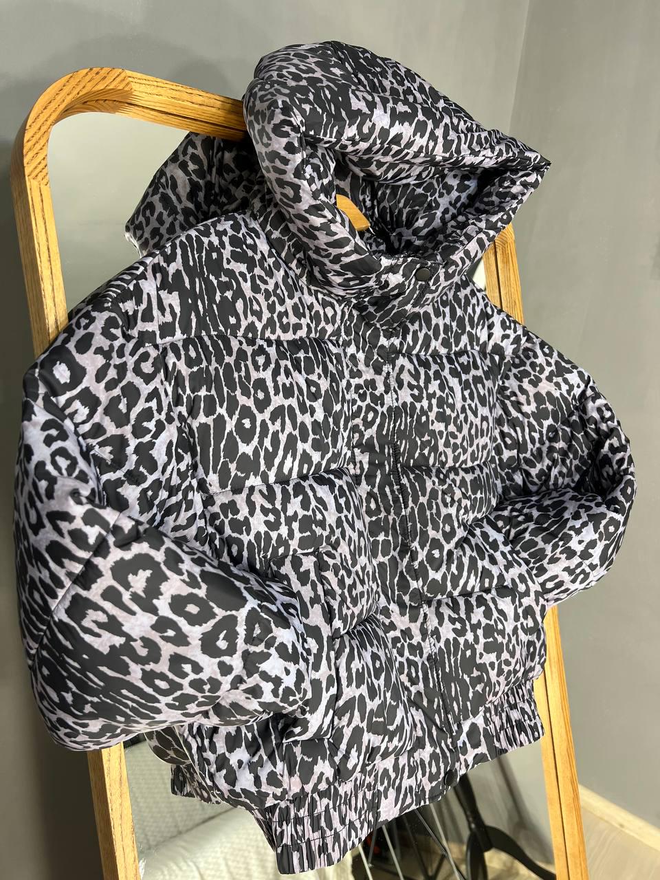 Куртка женская Lady Yep 9006 короткая с капюшоном леопардовый принт на резинке демисезонная р. 42 Серый (3278) - фото 8 Куртка женская Lady Yep 9006 короткая с капюшоном леопардовый принт на резинке демисезонная р. 42 Серый (3278) - фото 8