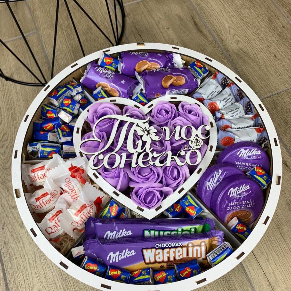 Подарочный бокс круглый для любимой девушки из сладостей и роз (box10)