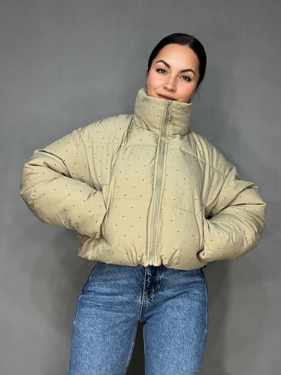 Куртка жіноча Haiziyuan 7165 укорочена пуффер з розсипом камінців демісезонна без капюшона оверсайз L Бежевий (3312) - фото 3 Куртка жіноча Haiziyuan 7165 укорочена пуффер з розсипом камінців демісезонна без капюшона оверсайз L Бежевий (3312) - фото 3