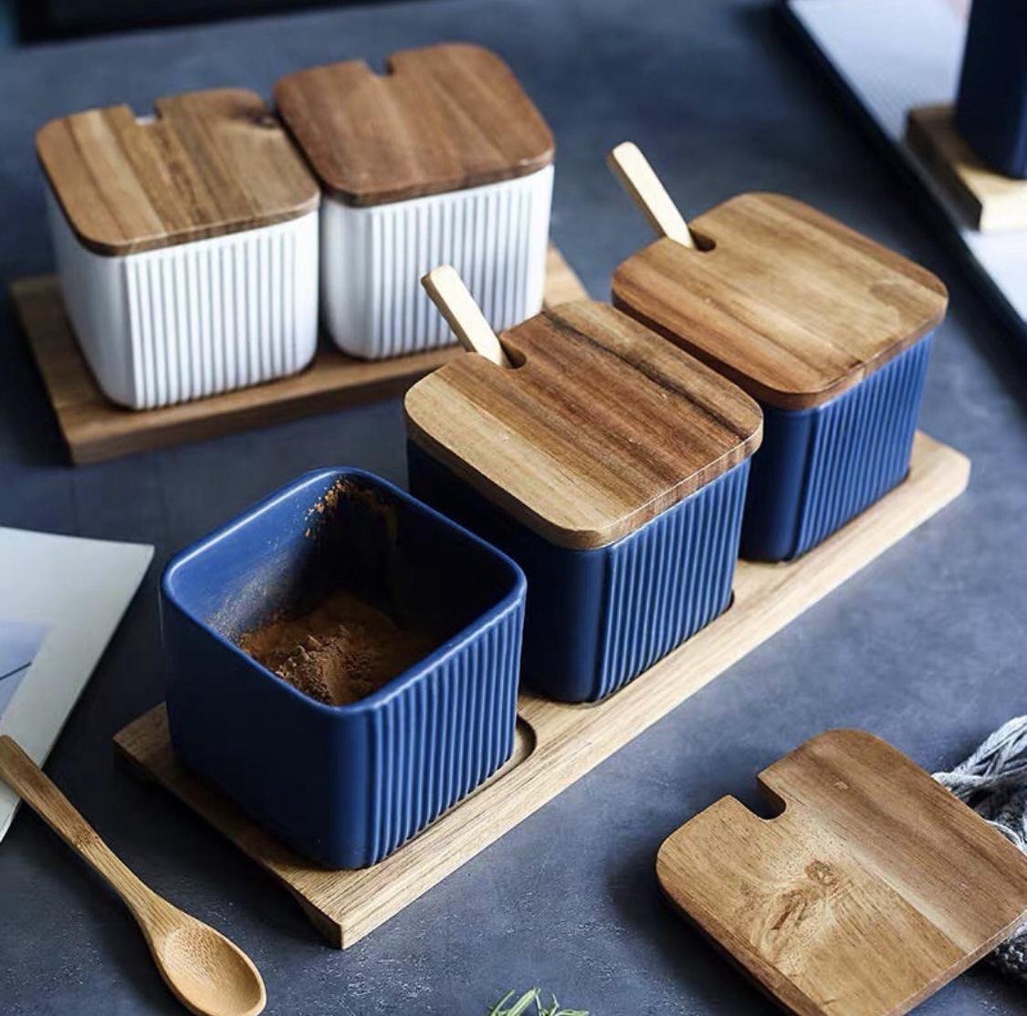 Набір керамічних ємностей з кришками для сипучих 3 шт. на підставці Синій (70007) - фото 5 Набір керамічних ємностей з кришками для сипучих 3 шт. на підставці Синій (70007) - фото 5