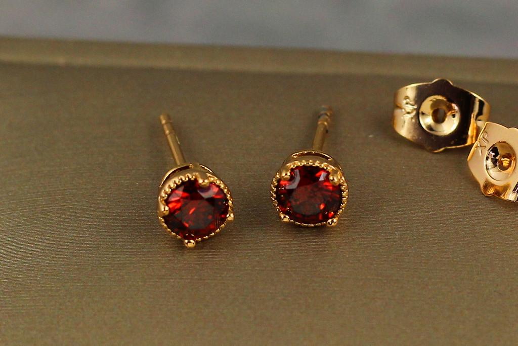 Серьги гвоздики Xuping Jewelry Красный фианит в ободке 5 мм Золотистый