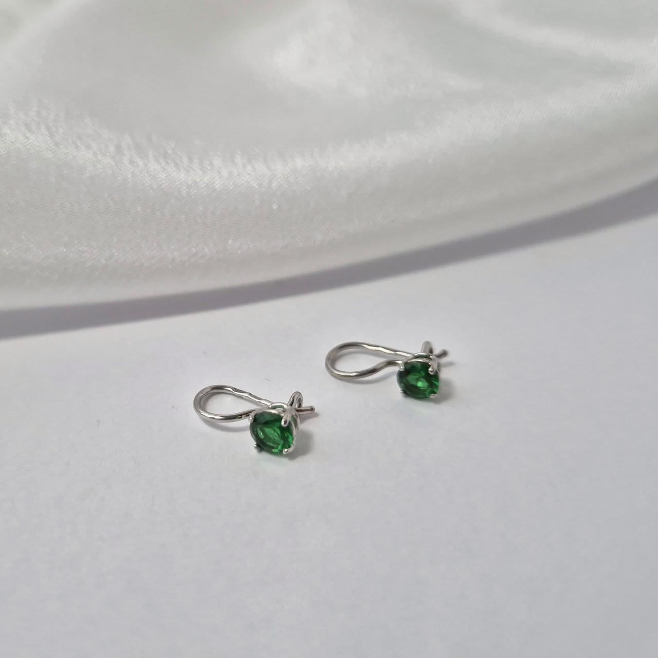 Серьги детские на петле камень зеленого цвета серебро 925 пробы родированное 0,97 г (72109з)