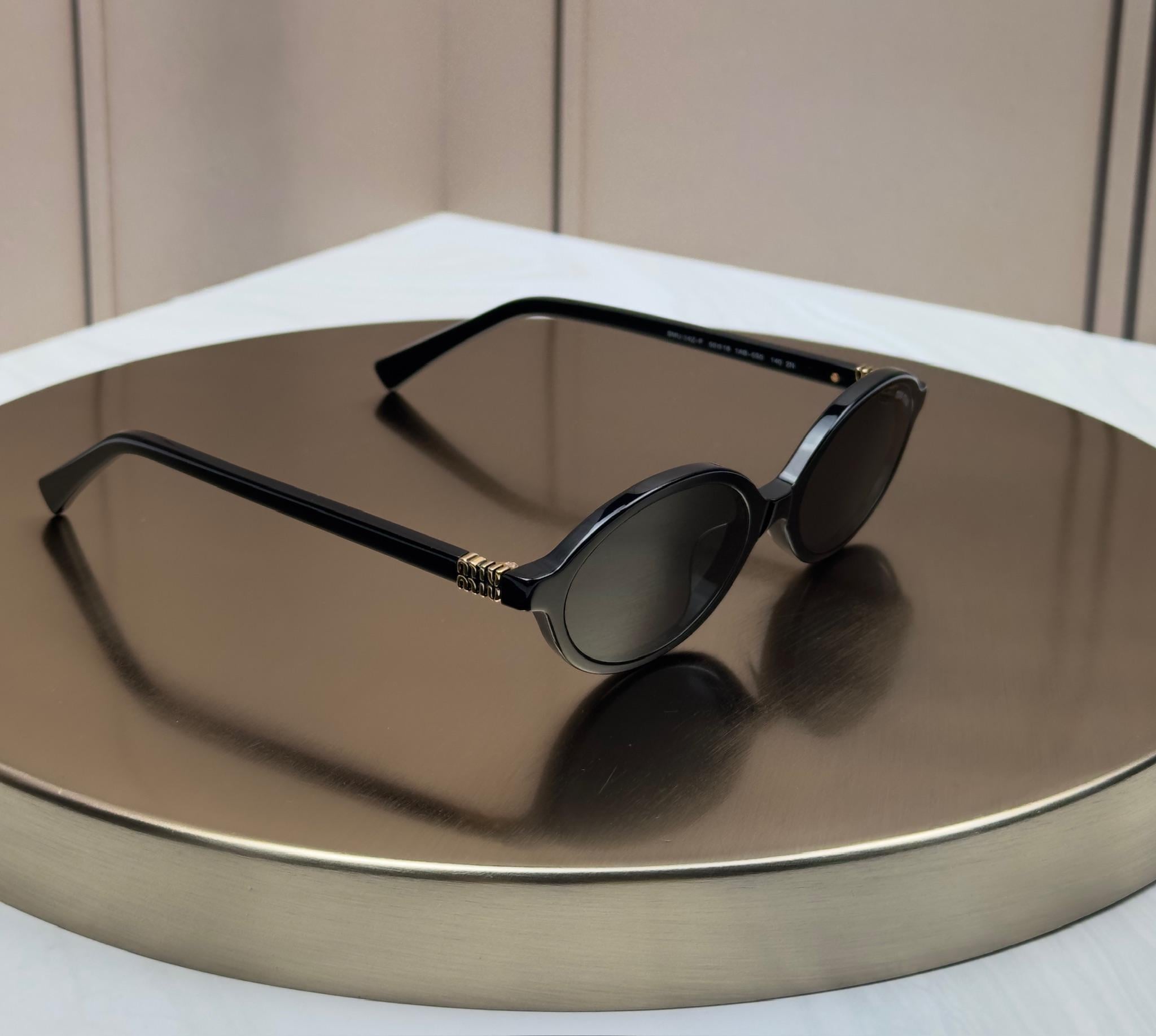 Солнцезащитные очки Miu Miu SMU 04Z - F овальные узкие ацетатные серая линза женские Черный