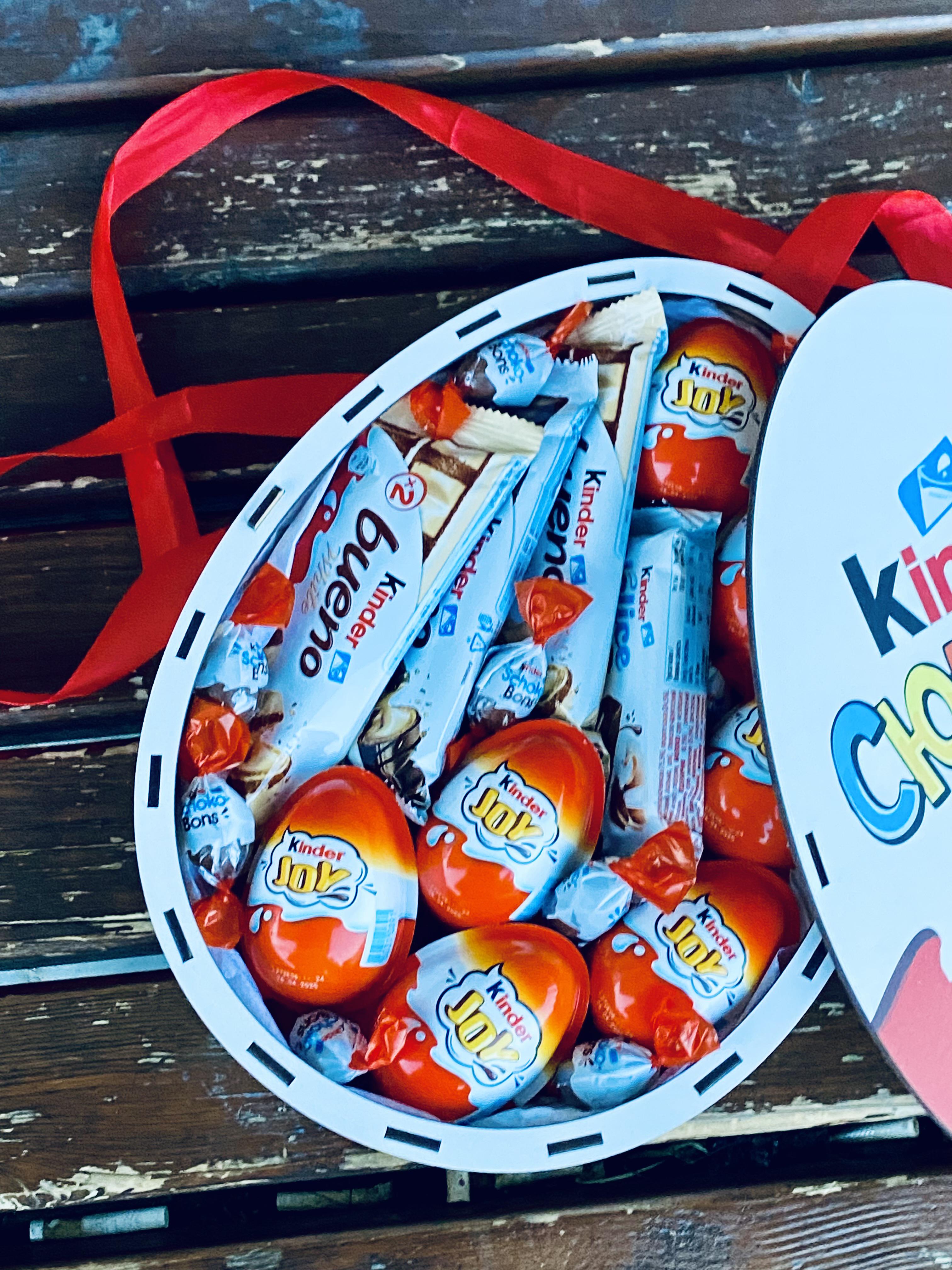 Подарочный бокс Ohmybuket с конфетами Kinder Joy Shoko Bons Bueno и батончиками 33х25 см (OMB-26)