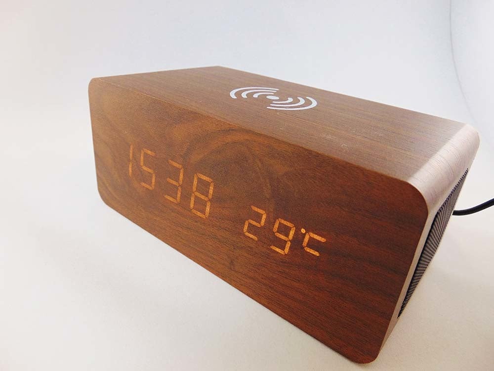 Часы с беспроводной зарядкой и Bluetooth-колонкой