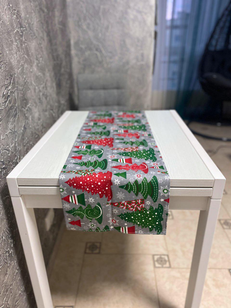 Скатертина-ранер новорічна Ялинка з тефлоновим покриттям бавовняна водовідштовхувальна 30x140 см Сірий (12770181)