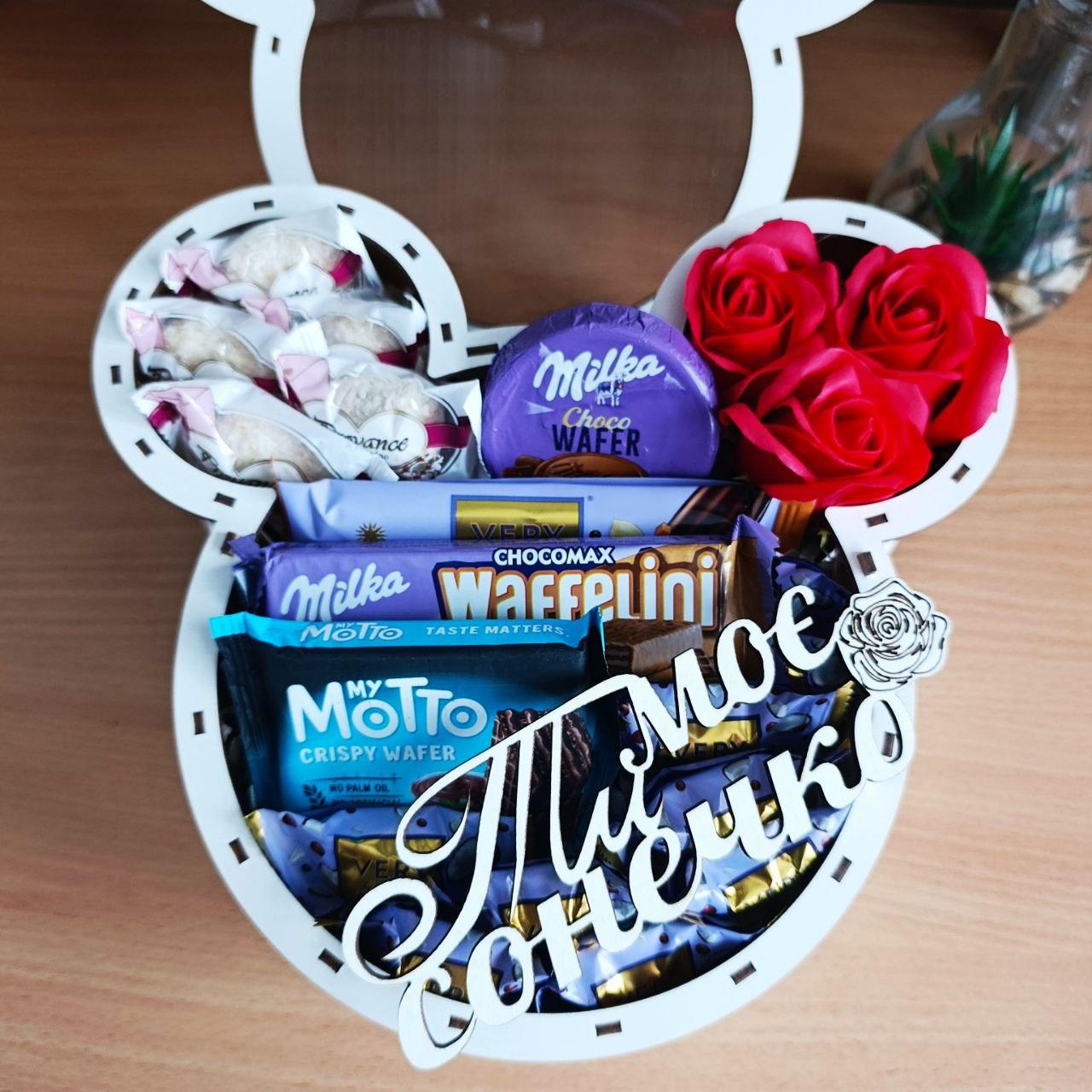 Подарунковий бокс для дівчини з солодощами та трояндами (ar348)