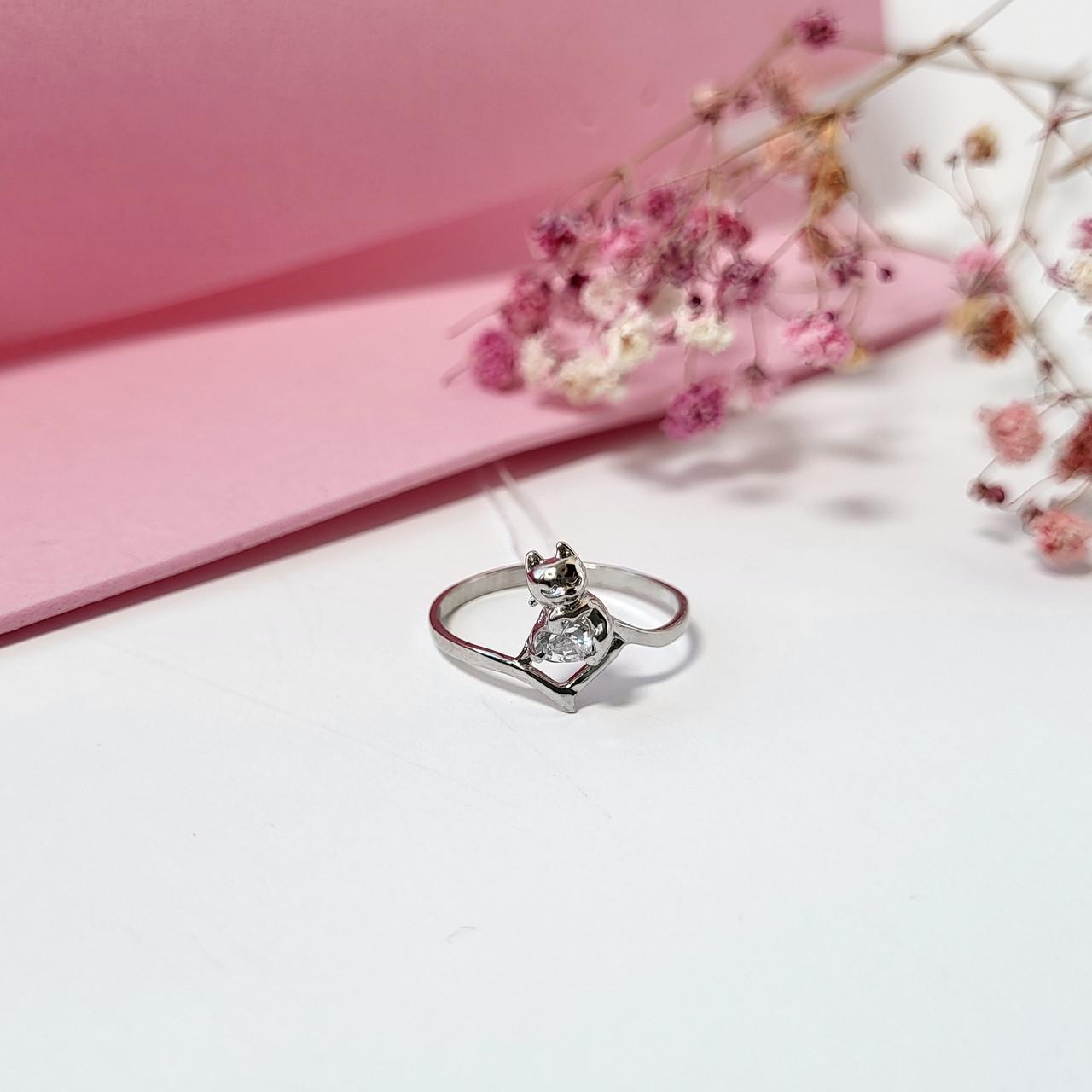 Кольцо котик с белым камнем серебро 925 пробы родированное 1,20 г р. 16 (4638р)