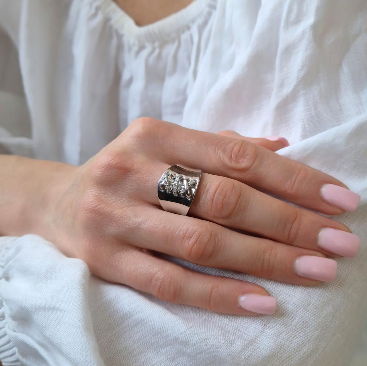 Каблучка широка руан з білими каменями срібло 925 проби родоване р. 18,5 5,31 г (1903р) - фото 7 Каблучка широка руан з білими каменями срібло 925 проби родоване р. 18,5 5,31 г (1903р) - фото 7