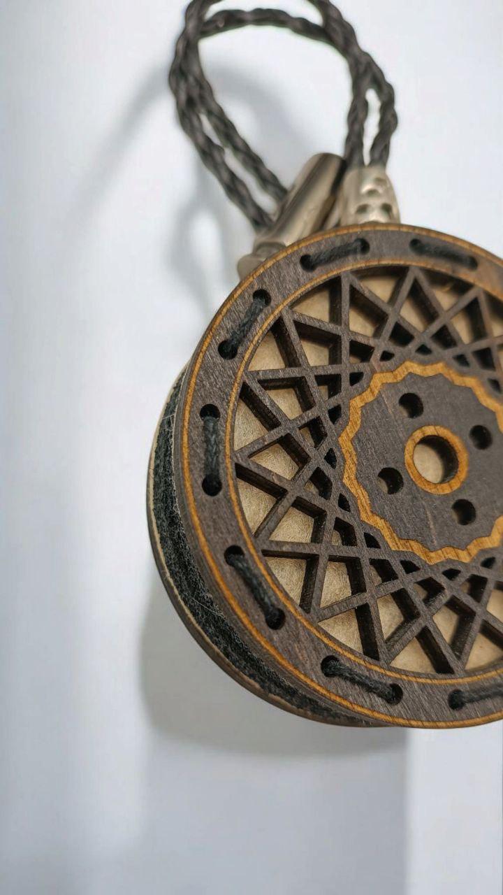 Ароматизатор для авто многоразовый в виде колеса из дерева/войлока и аромапарфюм 10 мл в подарочной коробке (111) - фото 3