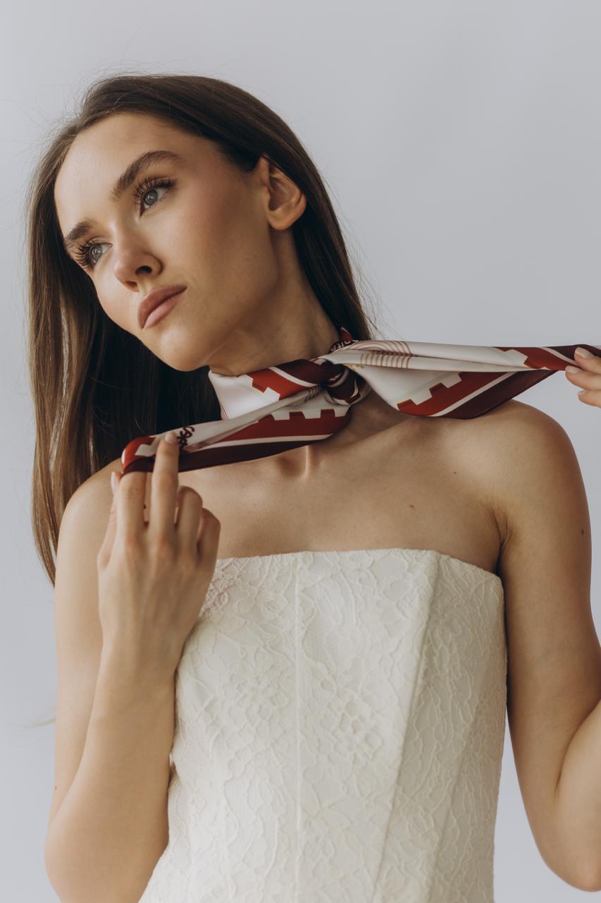 Платок Кривой рог шелковый 55х55 см Красно-бежевый - фото 6 Платок Кривой рог шелковый 55х55 см Красно-бежевый - фото 6