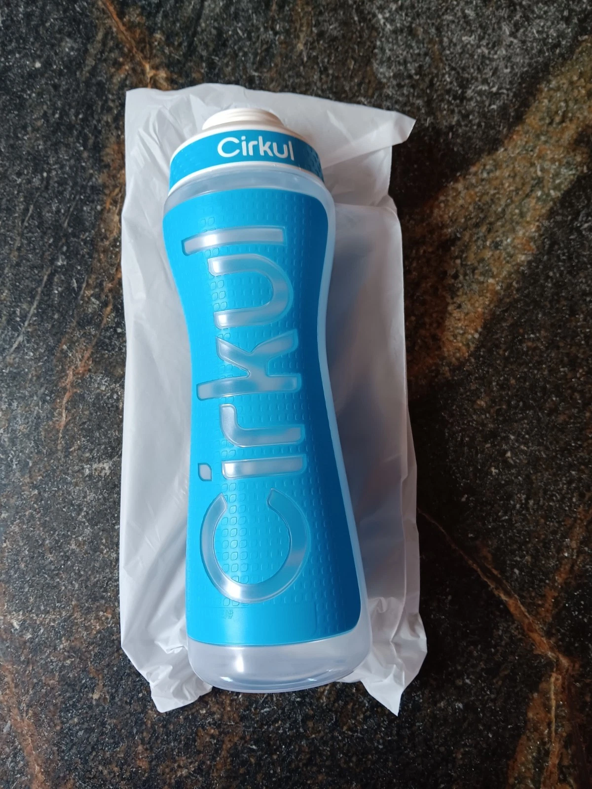 Спортивная бутылка Cirkul Grip Squeeze с мягким корпусом 650 мл Голубая - фото 2