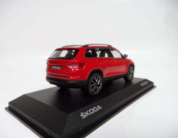 Модель автомобиля 1:43 Skoda Kodiaq Red Velvet (565099300F3P) - фото 4