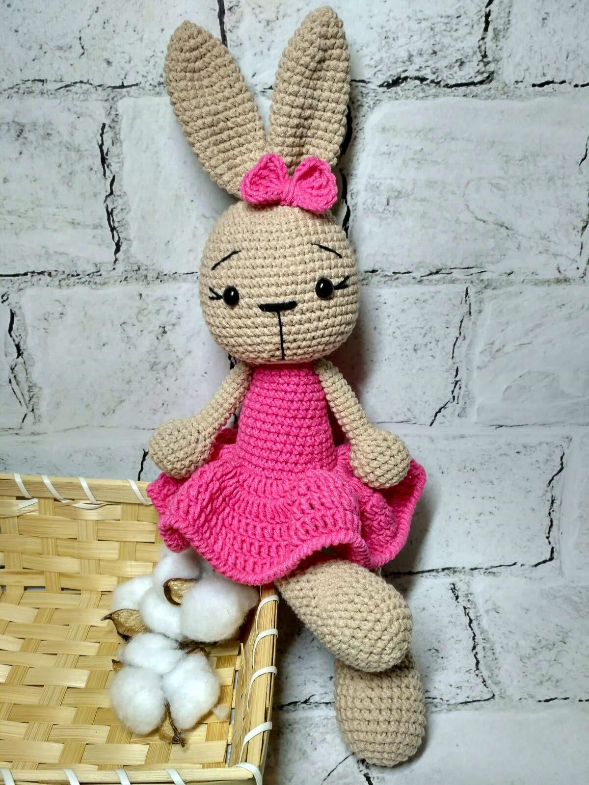 М'яка в'язана іграшка ручної роботи Зайчик Ліліт в сукні 25 см Рожевий (202-9-2)