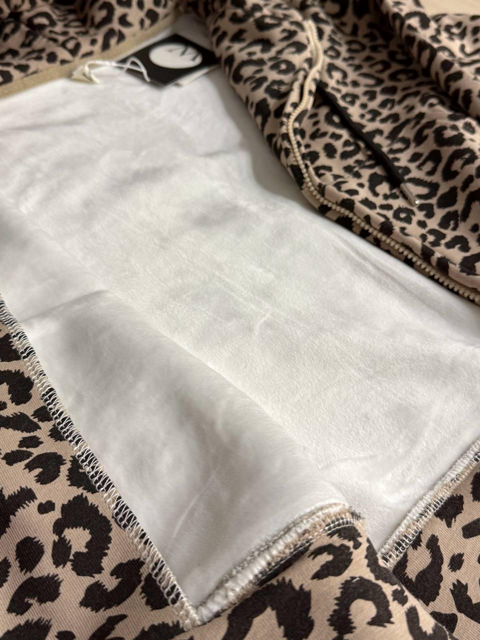 Костюм женский W 9231 худи с брюками палаццо леопардовый принт флис S Коричневый (2808) - фото 2 Костюм женский W 9231 худи с брюками палаццо леопардовый принт флис S Коричневый (2808) - фото 2