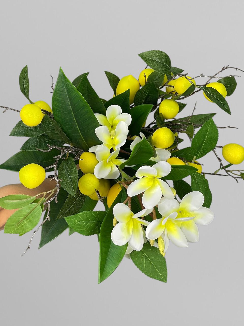 Декоративный букет с искусственными лимонами и франжипани (А408)