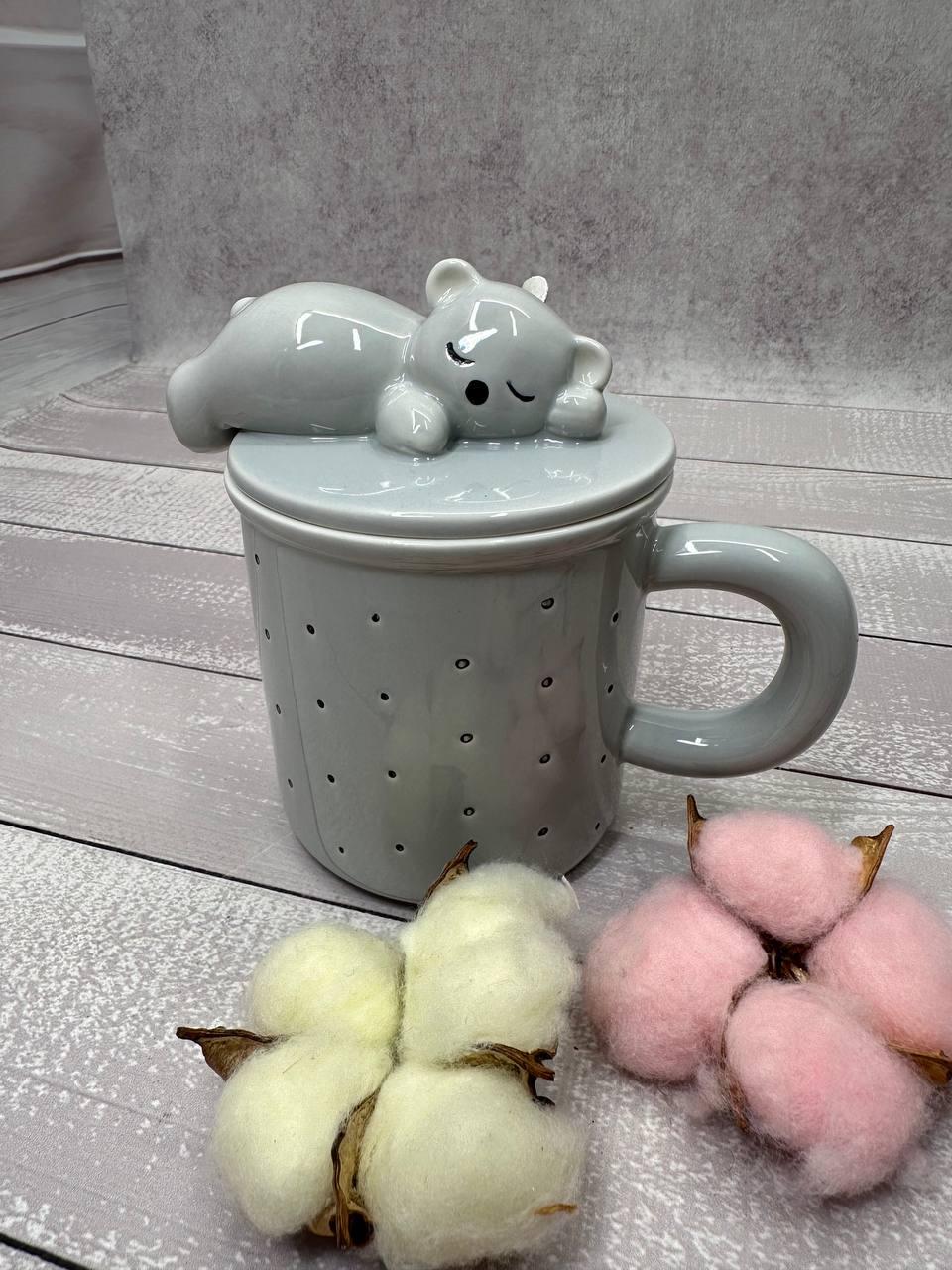 Кружка Olens з кришкою і ложкою Сонне ведмежа 400 мл Сірий (8030-345) - фото 2 Кружка Olens з кришкою і ложкою Сонне ведмежа 400 мл Сірий (8030-345) - фото 2