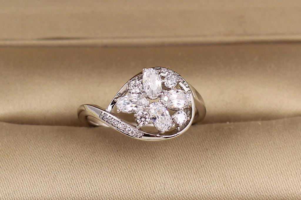 Каблучка Xuping Jewelry Кластер р. 17 Сріблястий (31022769) Каблучка Xuping Jewelry Кластер р. 17 Сріблястий (31022769)