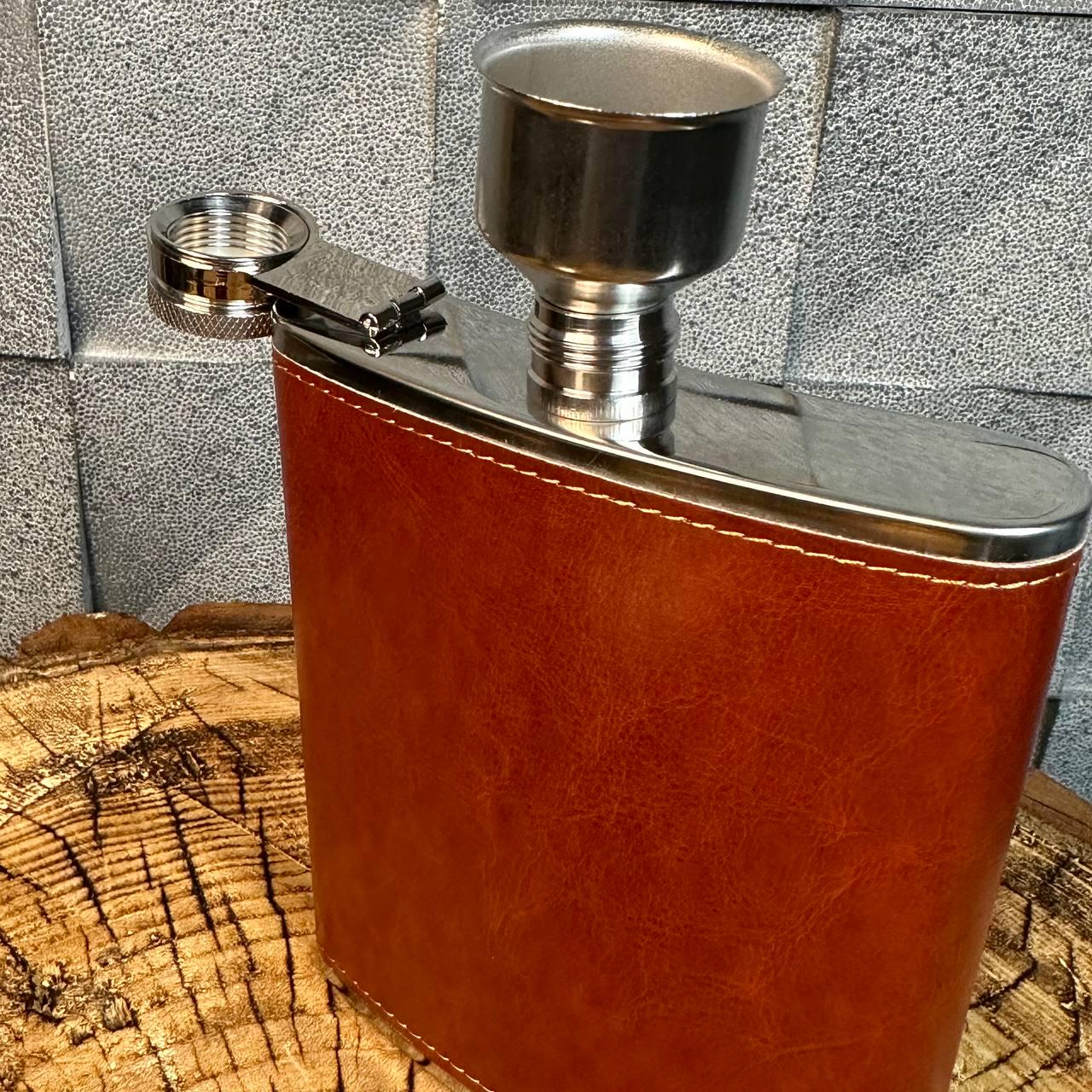 Набір фляга для алкоголю та 4 чарки в оздобленні екошкірою у подарунковій коробці (61011) - фото 7 Набір фляга для алкоголю та 4 чарки в оздобленні екошкірою у подарунковій коробці (61011) - фото 7