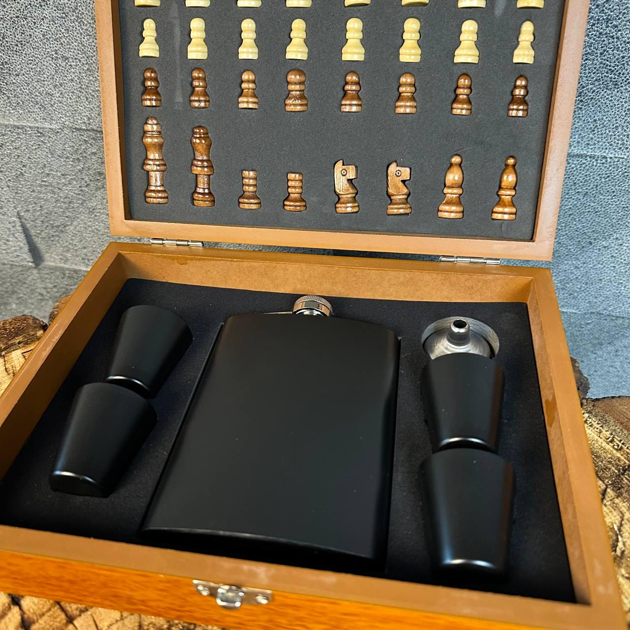 Подарунковий набір матова чорна фляга для алкоголю та 4 чарки з шахами в дерев'яній коробці Подарунковий набір матова чорна фляга для алкоголю та 4 чарки з шахами в дерев'яній коробці