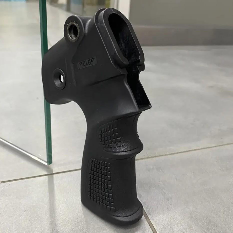 Рукоятка пистолетная DLG Tactical DLG-108 для Remington 870/750 с отсеком и гнездами под антабку Черный (244080) - фото 2 Рукоятка пистолетная DLG Tactical DLG-108 для Remington 870/750 с отсеком и гнездами под антабку Черный (244080) - фото 2