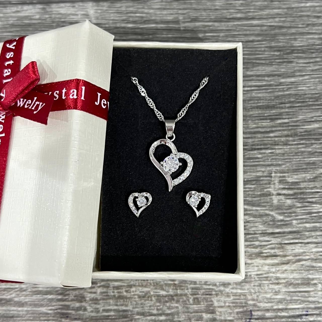Набір прикрас сережки та кольє Xuping Jewelry срібні сердечка з цирконами в оправі ювелірний сплав в коробочці (13266)
