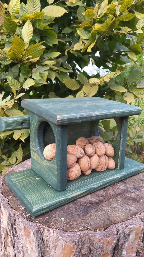 Кормушка для белок Гостинец из оливковой древесины 35х20х16 см Кормушка для белок Гостинец из оливковой древесины 35х20х16 см