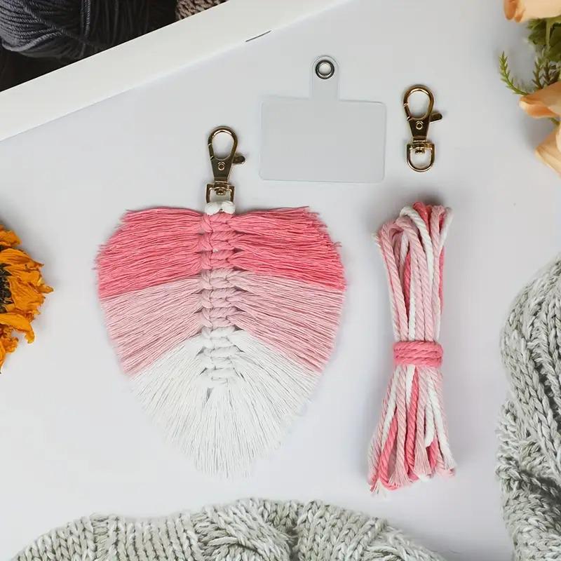 Набор макраме для рукоделия для ручного вязания брелока для ключей та декора на сумку 10х16 см Розовый