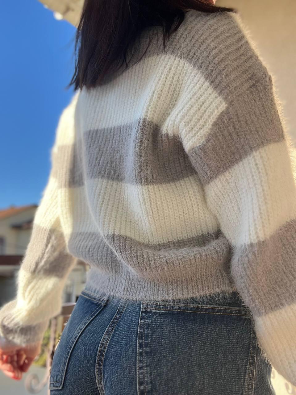 Свитер женский A-N 2157 широкая полоса короткий пушистый ангора р. 42-46 Серый (3057) - фото 8 Свитер женский A-N 2157 широкая полоса короткий пушистый ангора р. 42-46 Серый (3057) - фото 8